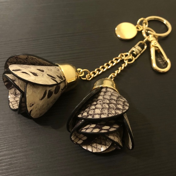 NWOT Flowers Keyring - Picture 2 of 3